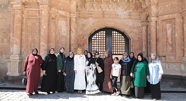 ( Videolu Haber ) Ağrılı anneler ilk kez İshak Paşa Sarayı'nı görmenin heyecanını yaşadı