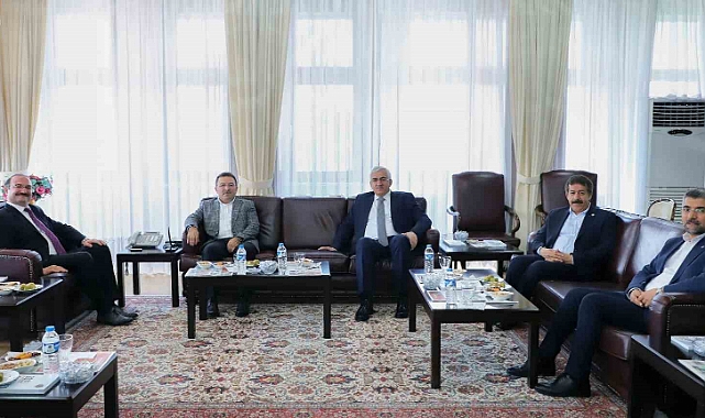 Ak Parti milletvekillerinden Rektör Hacımüftüoğlu’na hayırlı olsun ziyareti