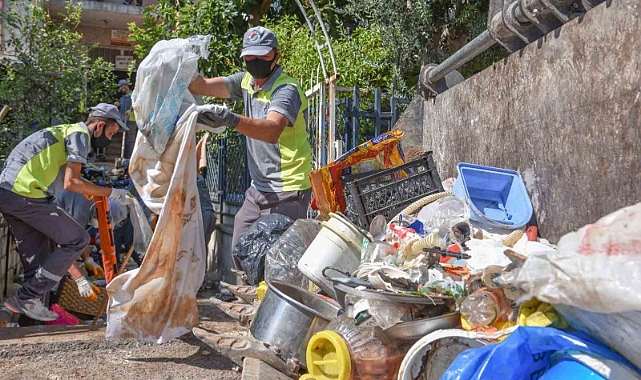 Antalya’da 4 katlı apartmandan 6 kamyon çöp çıktı