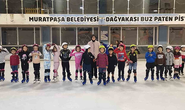 Antalya’da buz paten pisti meraklılarını bekliyor