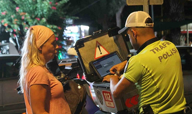 Antalya’da kasksız motosiklet sürücülerine yakın takip