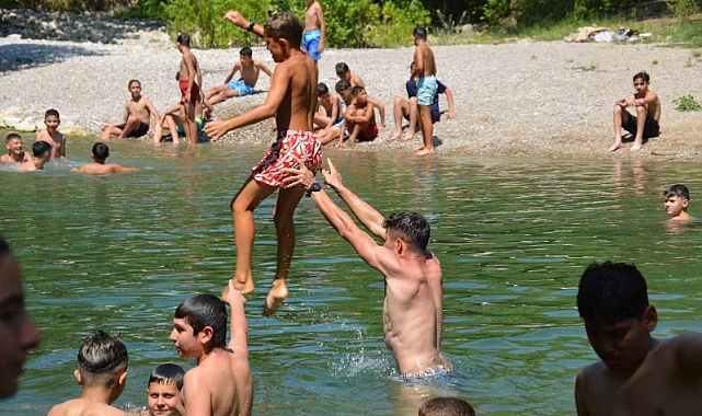 Antalya’da sıcaktan bunalan çocuklar Üzümdere Irmağında biriken gölette serinledi