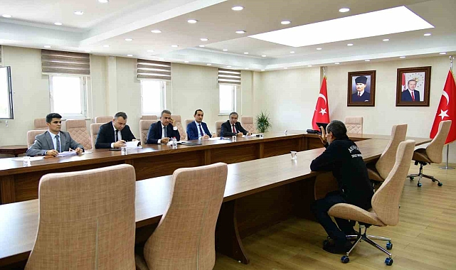 Ardahan Valisi Hayrettin Çiçek, halk gününde talepleri dinledi