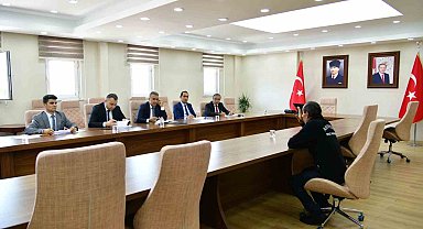 Ardahan Valisi Hayrettin Çiçek, halk gününde talepleri dinledi