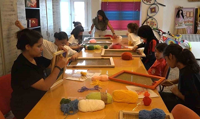 Atık malzemeler öğrencilerin elinde sanat eserine dönüşüyor