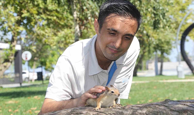 Bahçede bulduğu sincap en yakın arkadaşı oldu