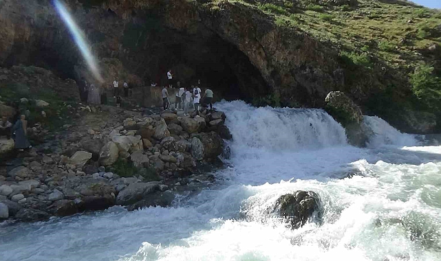 Bahçesaray dağın altından çıkan Su kaynağı ziyaretçilerini ağırlıyor