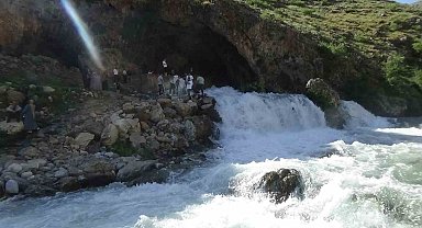 Bahçesaray dağın altından çıkan Su kaynağı ziyaretçilerini ağırlıyor