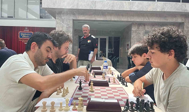 Bakırköy’de Zafer Kupası Satranç Turnuvası’na katılan yarışmacılar kıyasıya mücadele etti