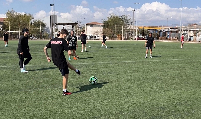 Bandırma’da geleceğin kadın futbolcuları seçmelerde ter döktü
