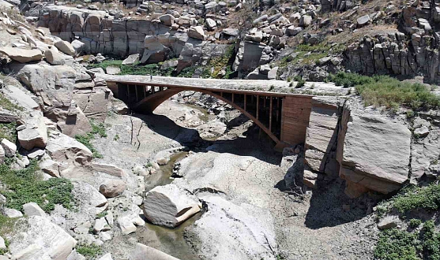 Baraj suyu çekildi, 100 yıllık köprü ortaya çıktı