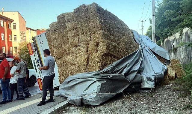 Bartın’da saman yüklü tır devrildi