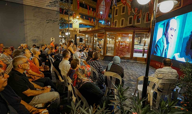 Beyoğlu’nun emeklileri açık hava film gösterimi ile nostalji yaptı