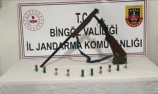 Bingöl’de kaleşnikof ve yivsiz av tüfeği ele geçirildi