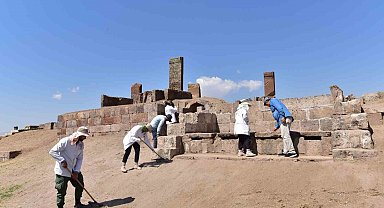 Birinci Dünya Savaşı'nda oluşan tahribatın izleri siliniyor Tarihi mezarlıktan
