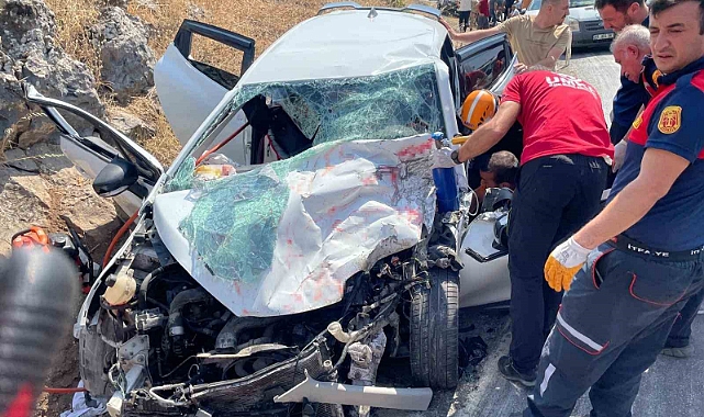 Bitlis’te otomobille tır çarpıştı: 4 yaralı