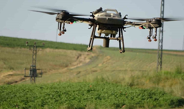 Bitlis’teki çiftçiler tasarruf için ilaçlamayı dronla yapıyor