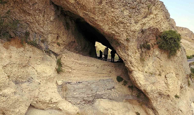 Bitlis'te delikli Mağara kazısında 5 bin yıllık objeler bulundu