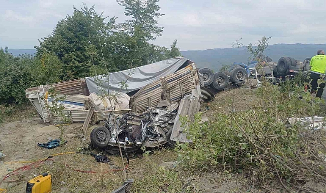Bolu Dağı Geçişi’nde feci kaza: Tır otomobili sürükleyerek devrildi, 2’si ölü 2 yaralı