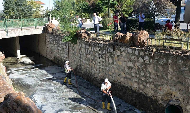 Bozüyük’te açık kanal temizliği