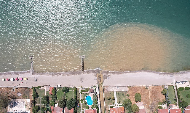 Büyükçekmece Kumburgaz’da denizin rengi değişti