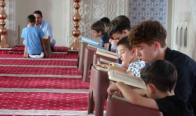 Camide önce Kuran-ı Kerim dersi sonra oyun