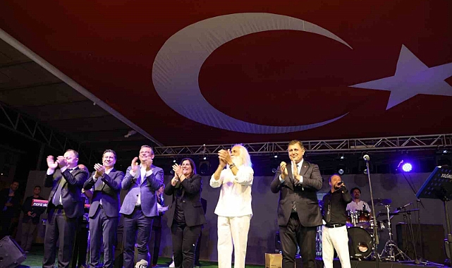 CHP Lideri Özgür Özel, Aydın’da Suavi konserine katıldı