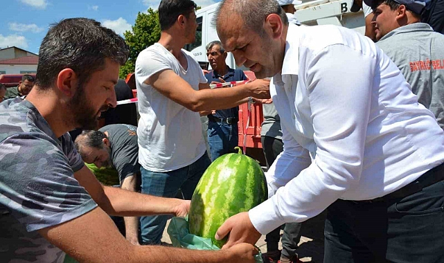Çiftçiye destek için vatandaşlara 2 ton ücretsiz karpuz dağıtımı gerçekleştirdi