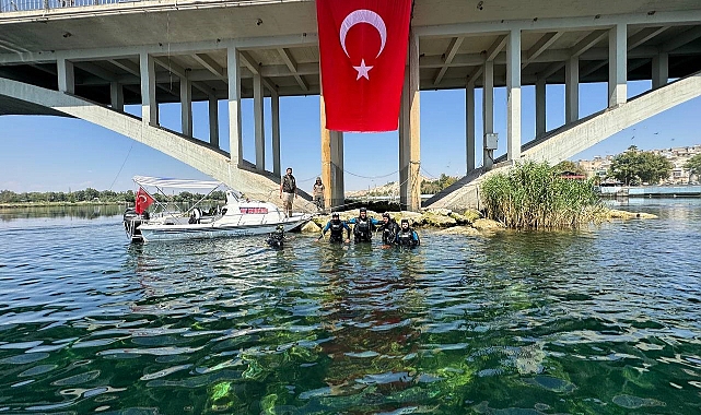 Dalgıçlardan Fırat Nehri’nde Türk bayraklı 30 Ağustos kutlaması