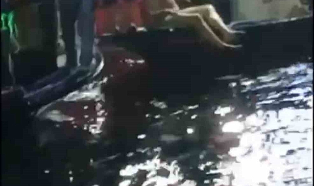 Denize giren alkollü adamı balıkçılar kurtardı