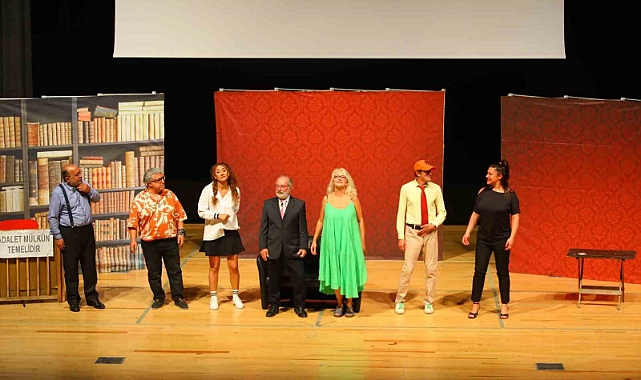 Denizli Büyükşehir ‘Dikkat Aile Var’ oyununu tiyatro severlerle buluşturdu