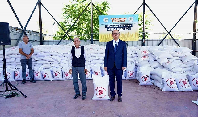 "Depremzede çiftçilerimize 35 ton arpa dağıttık" Başkan Geçit
