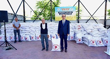 "Depremzede çiftçilerimize 35 ton arpa dağıttık" Başkan Geçit