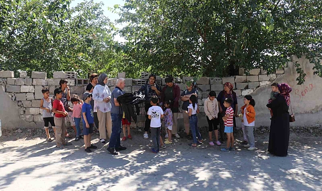 Depremzede öğrencilere okul çantası hediyesi