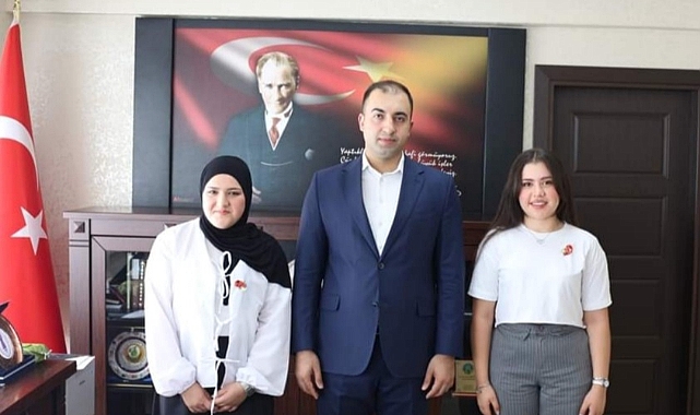 Dereceye giren öğrenciler Kaymakam Fırat Kadiroğlu’nu ziyaret etti