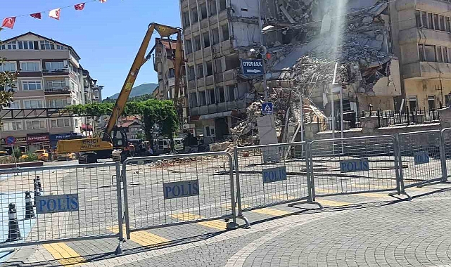 Devrek’te eski belediye binasının yıkımına başlandı