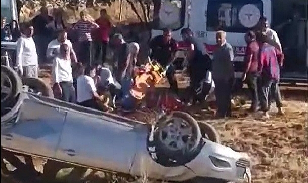 Direksiyon hakimiyetini kaybeden otomobil tarlaya uçtu: 3’ü çocuk 5 yaralı