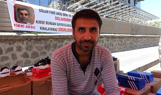 Diyarbakır’da oğlu tarafından dolandırıldığını iddia eden baba, olayı pankartla duyurdu