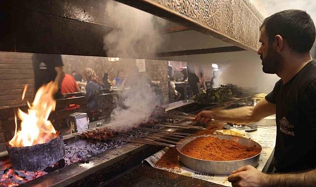 Diyarbakır’da sıcak havaya rağmen ocakbaşında ciğer yemek tercih ediliyor