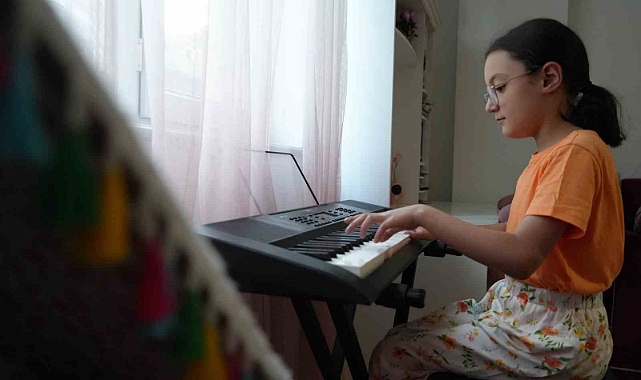 Doktorların “yaşamaz” dediği minik Nursima müzik yeteneğiyle ve bestelediği müziklerle kendine hayran bırakıyor