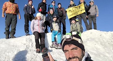 Dolu ve sağanağa rağmen Ağrı Dağı'na zirve tırmanışı yaptılar (Videolu Haber)