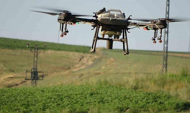 Dronla ilaçlama yapıyor Bitlisli çiftçiler