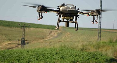 Dronla ilaçlama yapıyor Bitlisli çiftçiler
