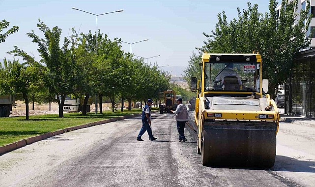 Elazığ’da asfalt bakım ve onarım çalışması yapıyor