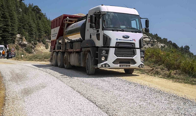Erdemli’de İçmeler mevkinin yolu yapıldı