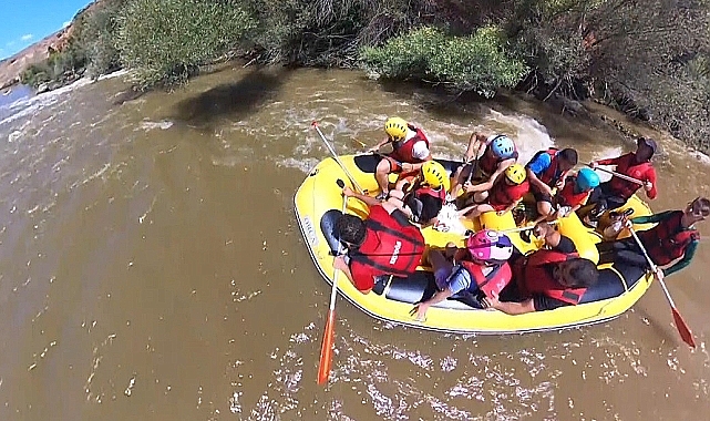 Erzincan aileler rafting yapıyor