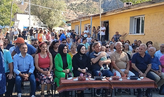 Erzincan'da 1. Geleneksel Çilek ve Böğürtlen Festivali düzenlendi.