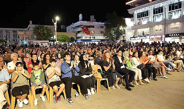 Erzincan'da farklı meslek gruplarından insanların bir araya geldiği "Kardeşlik Korosu" konser verdi