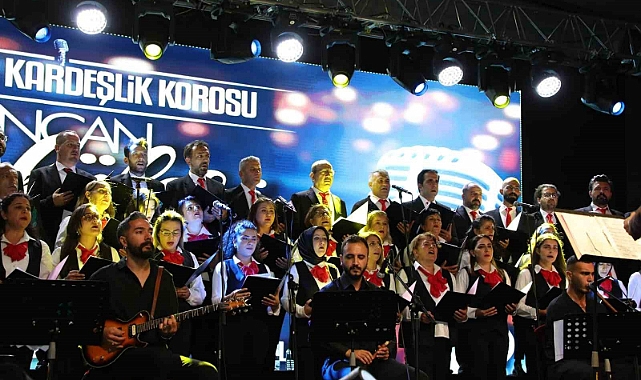 Erzincan’da farklı meslek gruplarından insanların bir araya geldiği “Kardeşlik Korosu” konser verdi