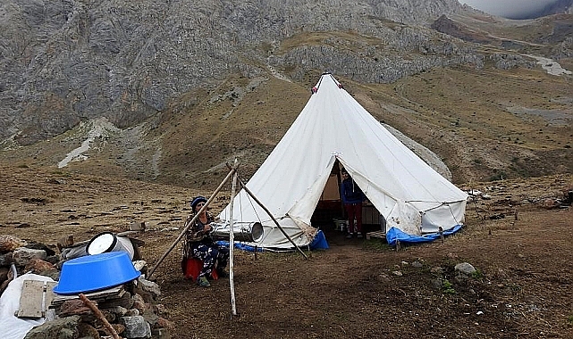 Erzincan'da göçebe hayatların çadırda yaşam mücadelesi